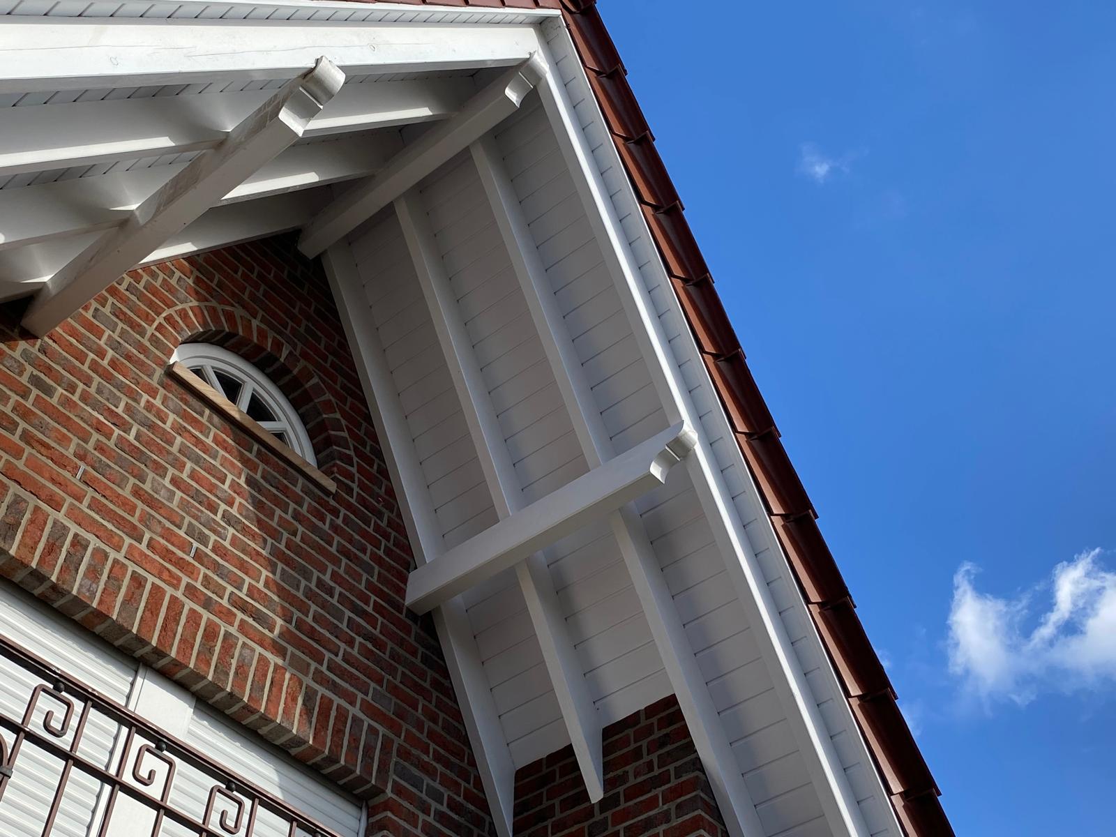 Gereinigter wei�er Dach&uuml;berstand an einem Haus in Rheine.